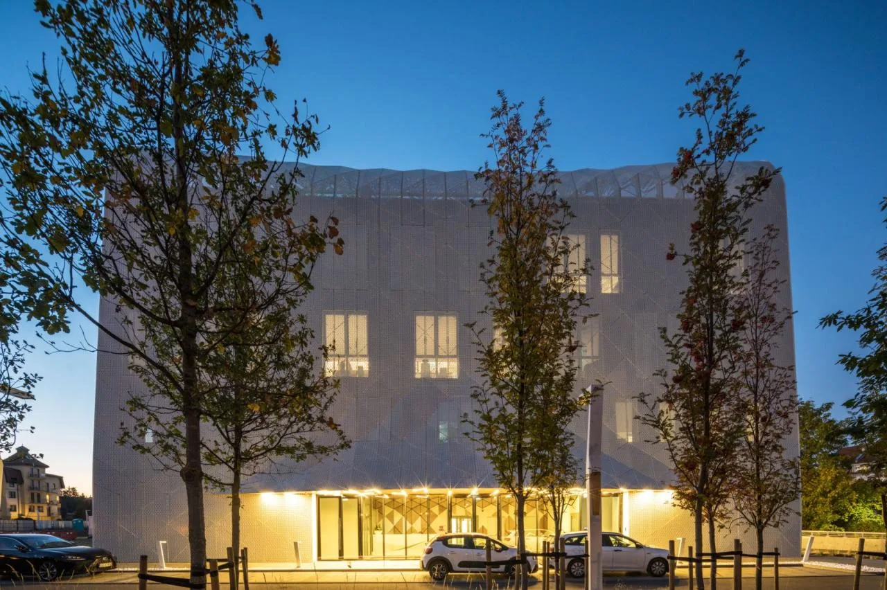 BIM Architecture | The 'Wave' of Healing Towns, Medical Research Center/FAAB