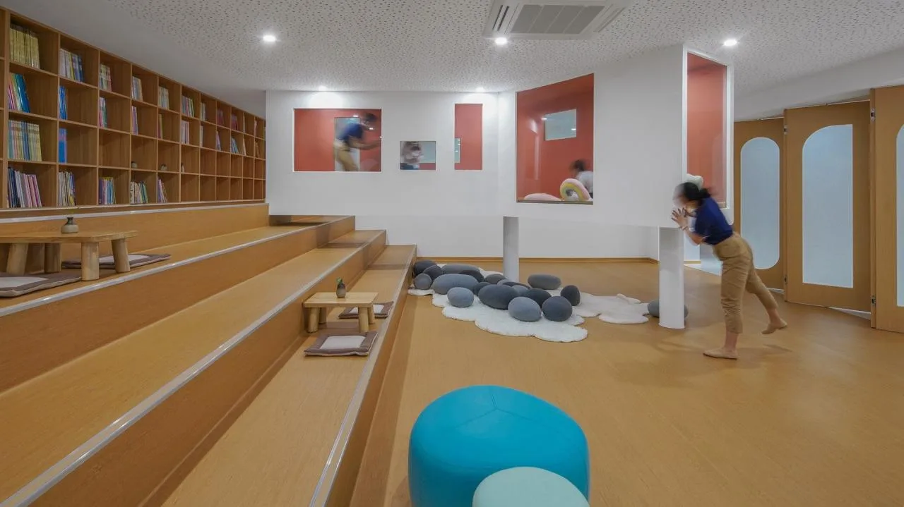 BIM Architecture | Haikou Mountain High School Kindergarten: How to conquer children with a kindergarten located under a high-speed railway station/DIKA's new work