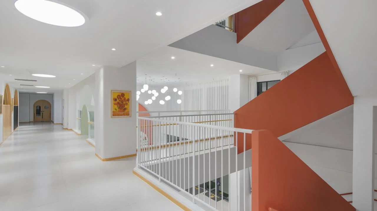 BIM Architecture | Haikou Mountain High School Kindergarten: How to conquer children with a kindergarten located under a high-speed railway station/DIKA's new work