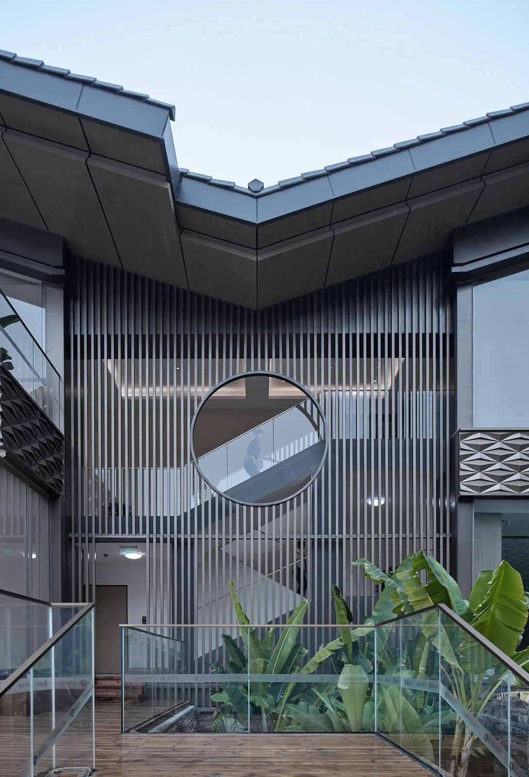 BIM Architecture | Creating 'Negative Space' between Mountains and Rivers - Tashan Guild Hall/UA You'an Design for Lijiang Cultural Tourism Resort