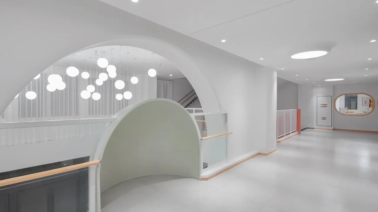 BIM Architecture | Haikou Mountain High School Kindergarten: How to conquer children with a kindergarten located under a high-speed railway station/DIKA's new work