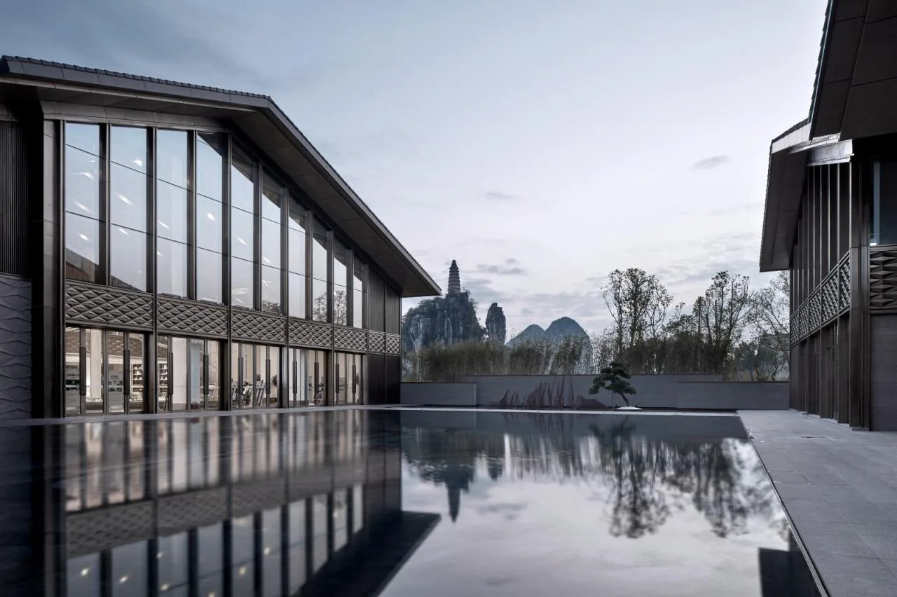 BIM Architecture | Creating 'Negative Space' between Mountains and Rivers - Tashan Guild Hall/UA You'an Design for Lijiang Cultural Tourism Resort