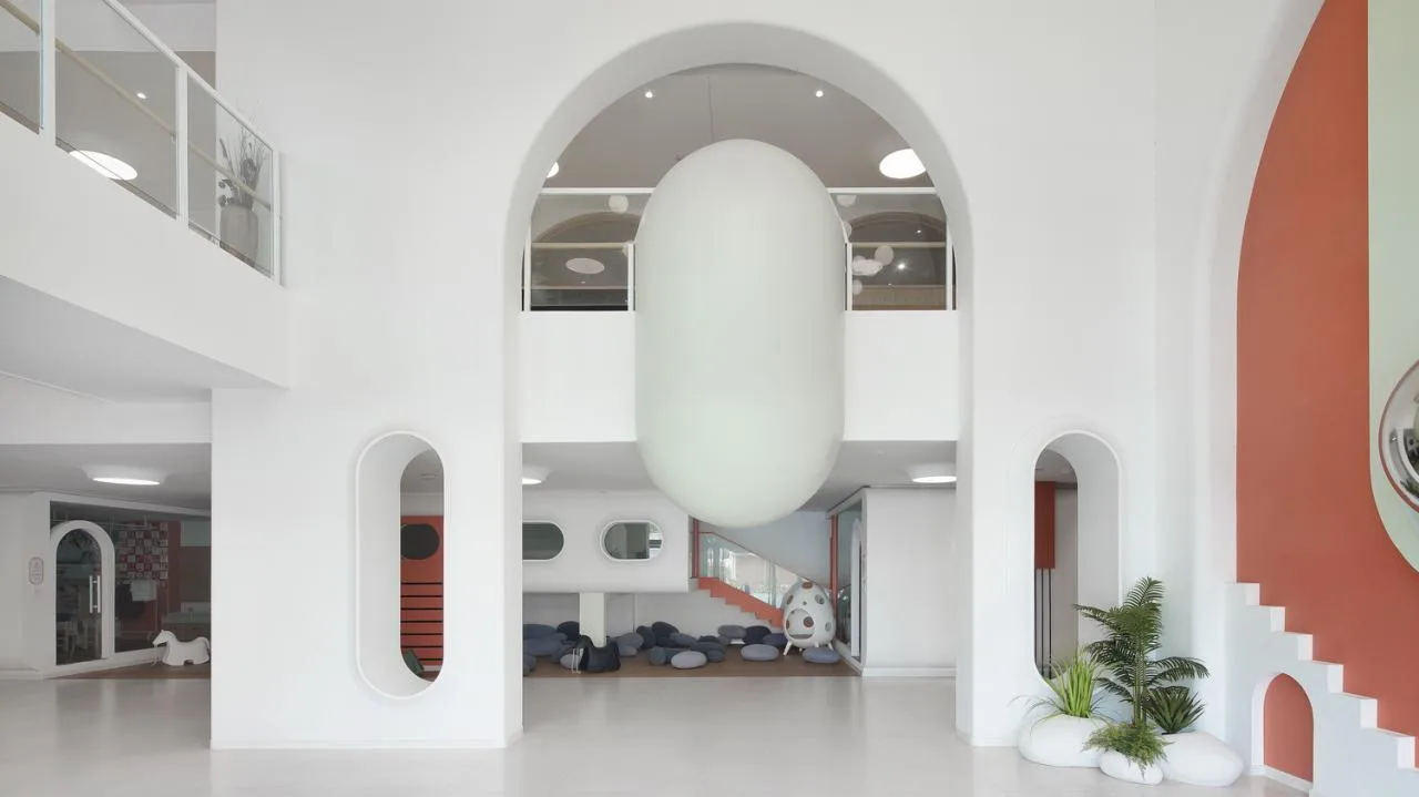 BIM Architecture | Haikou Mountain High School Kindergarten: How to conquer children with a kindergarten located under a high-speed railway station/DIKA's new work