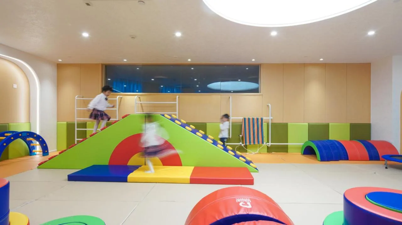 BIM Architecture | Haikou Mountain High School Kindergarten: How to conquer children with a kindergarten located under a high-speed railway station/DIKA's new work