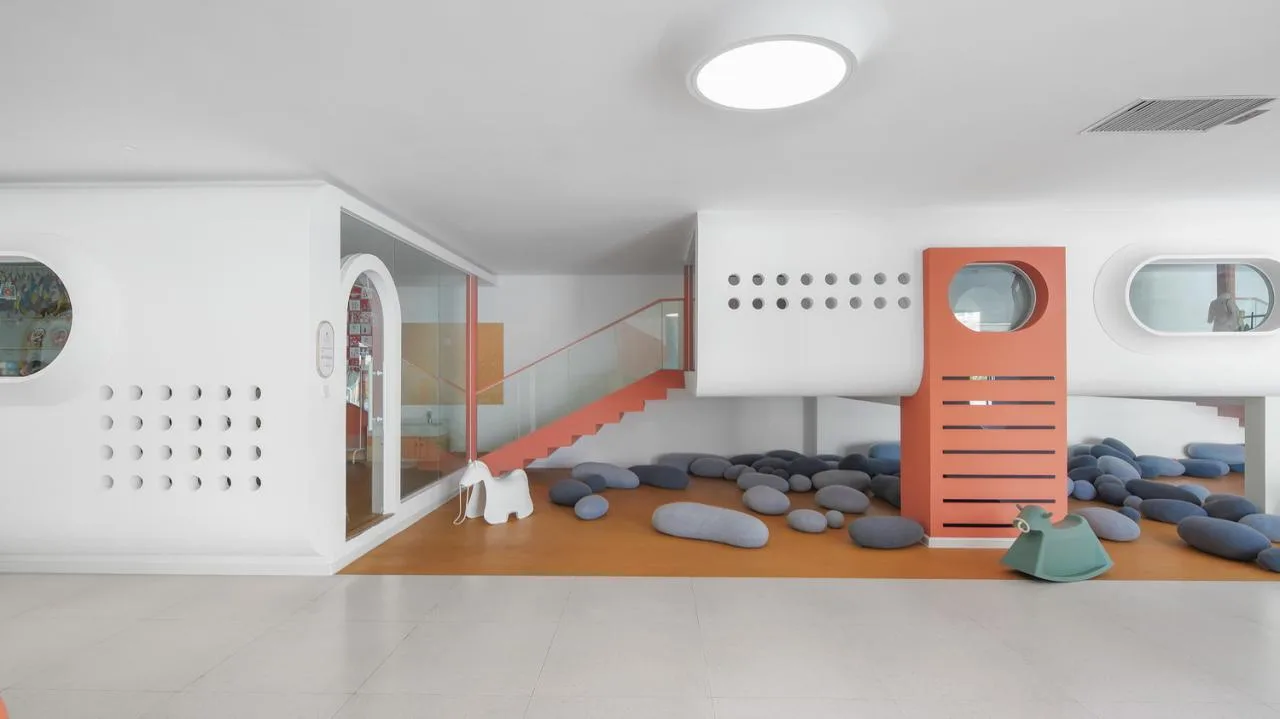 BIM Architecture | Haikou Mountain High School Kindergarten: How to conquer children with a kindergarten located under a high-speed railway station/DIKA's new work