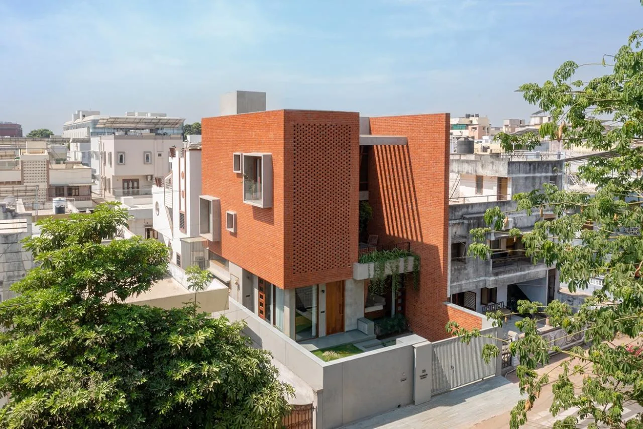 BIM Architecture | Floating Courtyard Residence/TRAANSPACE