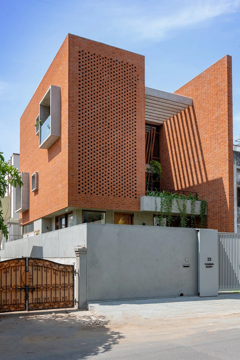 BIM Architecture | Floating Courtyard Residence/TRAANSPACE