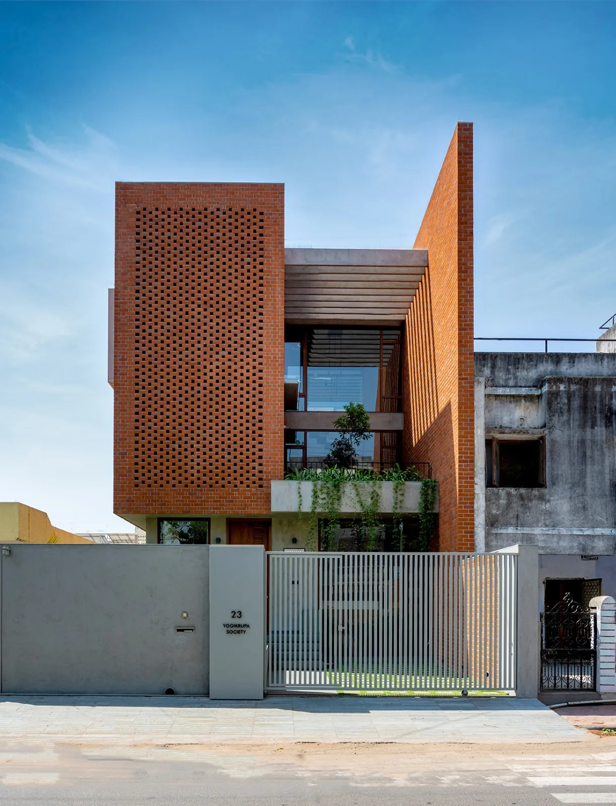 BIM Architecture | Floating Courtyard Residence/TRAANSPACE