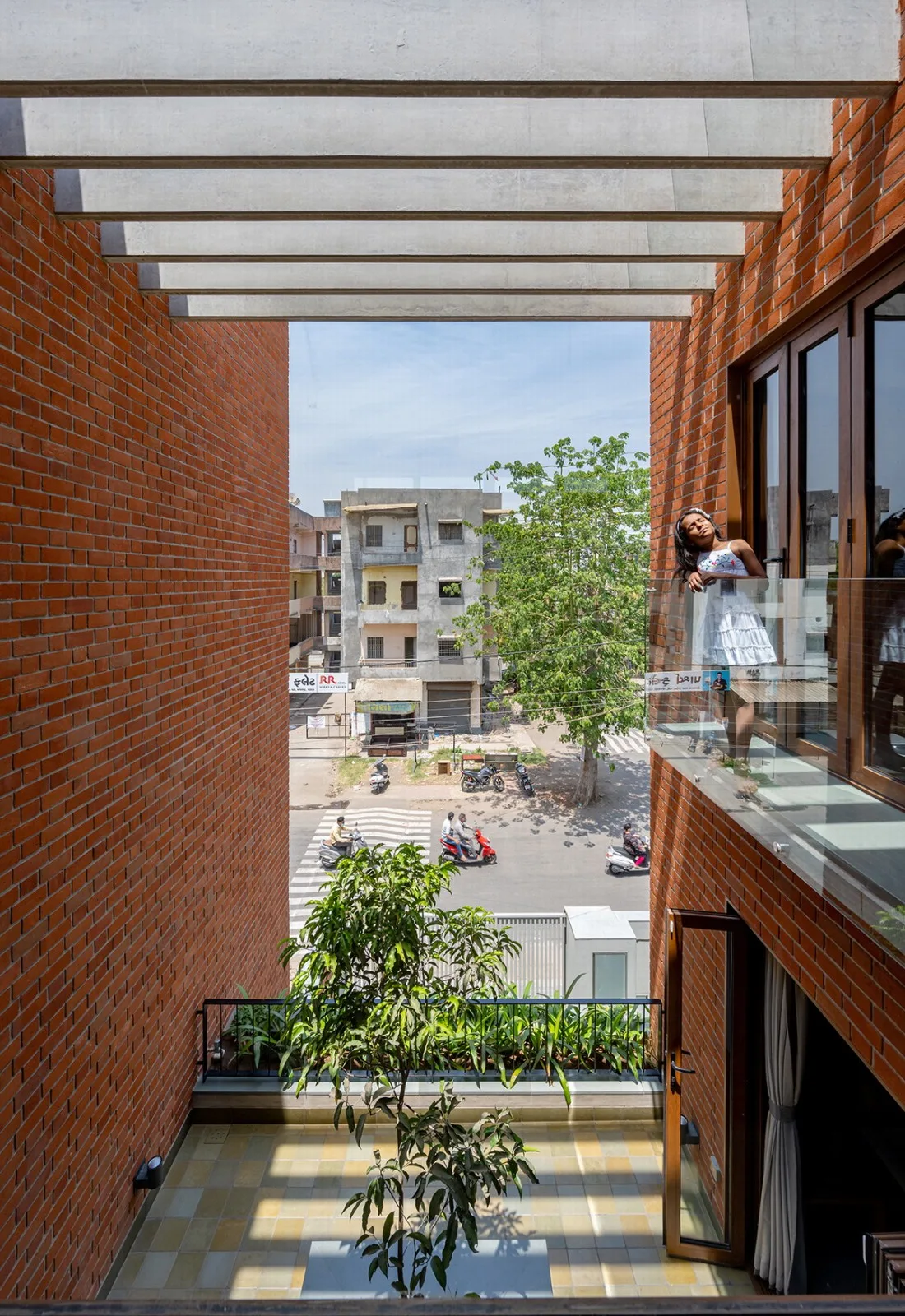 BIM Architecture | Floating Courtyard Residence/TRAANSPACE