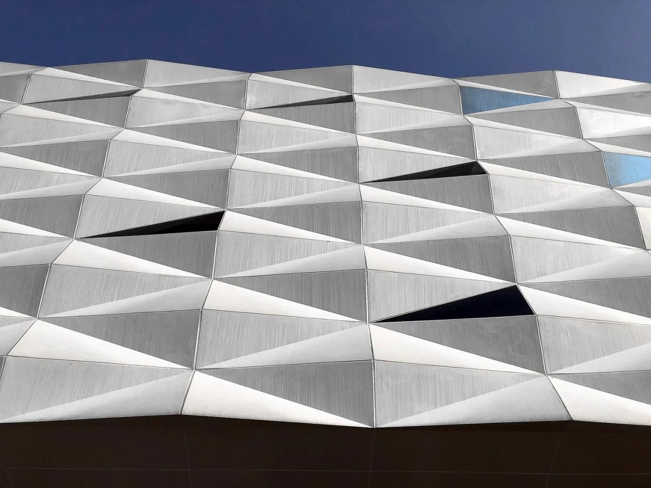BIM Architecture | Floating Box: Zhuzhou Auto Expo Park Marketing Center/Luo Jin Studio