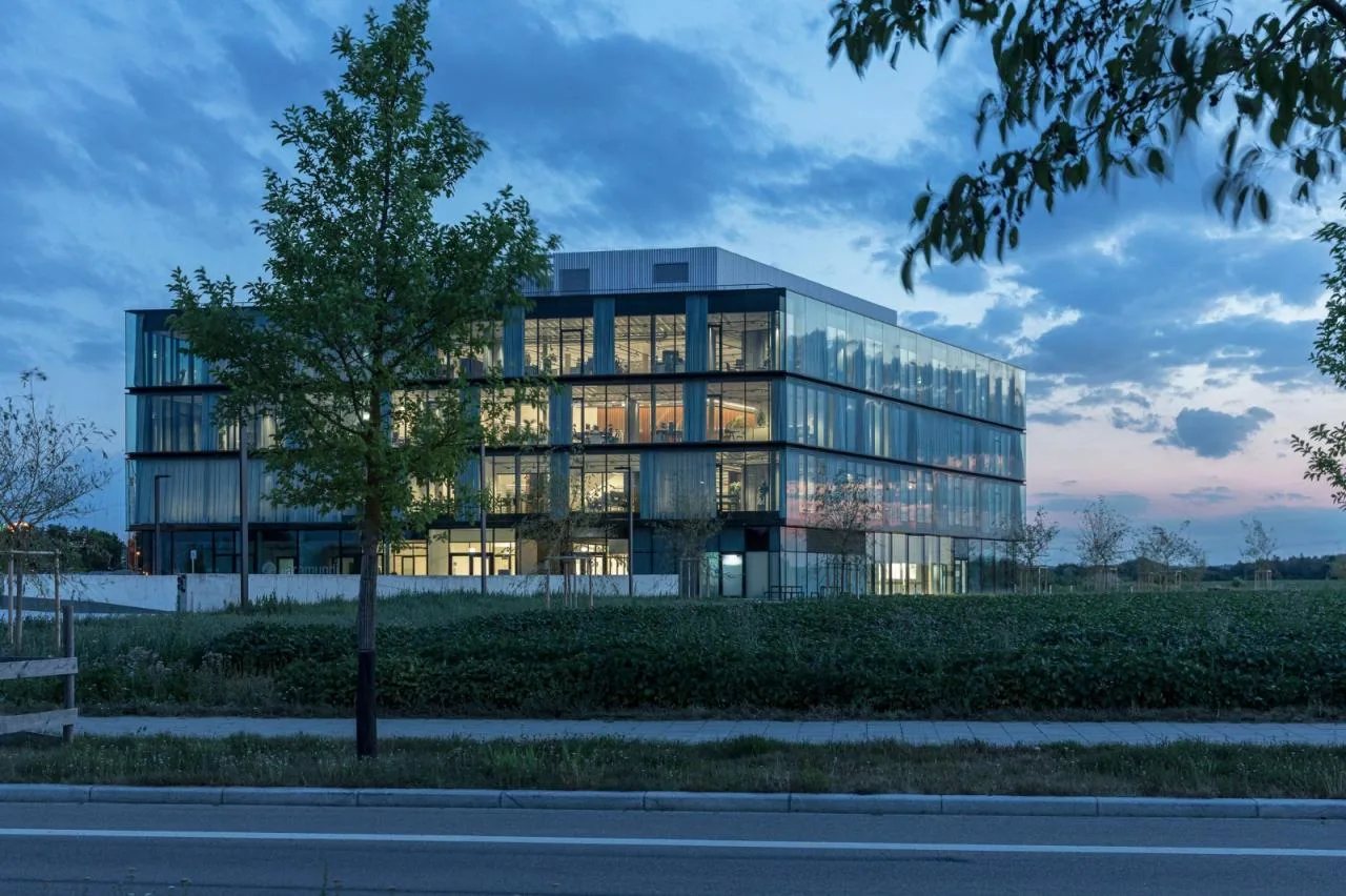 BIM Architecture | Opening and closing curtains following the path of the sun, Baramundi Headquarters/Haiyin Architecture
