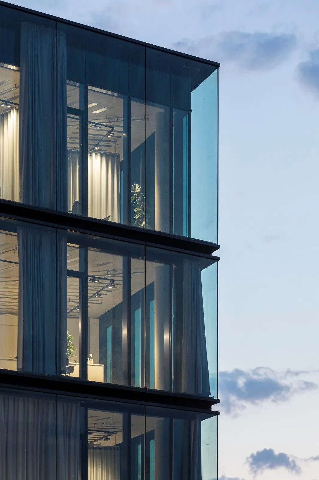 BIM Architecture | Opening and closing curtains following the path of the sun, Baramundi Headquarters/Haiyin Architecture