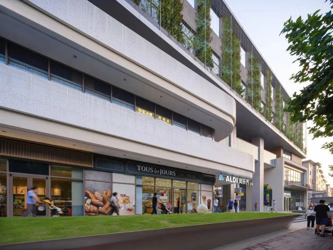 Chuangyi MIX · Luo Xiu Road | Revitalize and rejuvenate, from 'closing old boxes on street corners' to 'green neighborhood reception rooms'/Sanyi Architecture