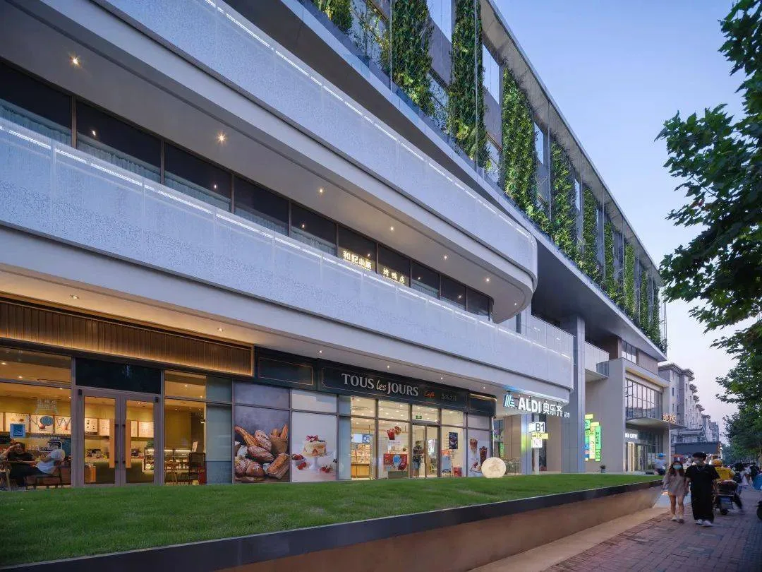Chuangyi MIX · Luo Xiu Road | Revitalize and rejuvenate, from 'closing old boxes on street corners' to 'green neighborhood reception rooms'/Sanyi Architecture