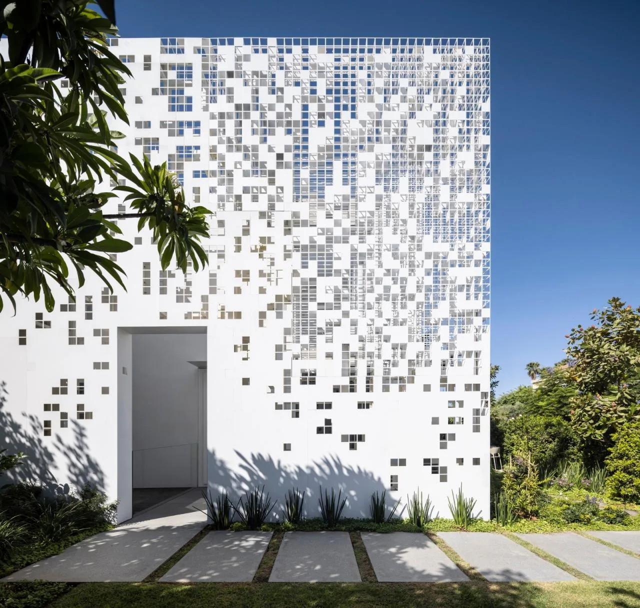 BIM Architecture | A 'gradually disappearing' wall, dissolving pixel houses/Anderman Architects
