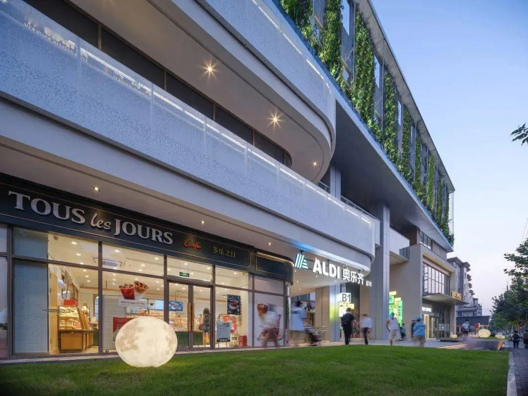 Chuangyi MIX · Luo Xiu Road | Revitalize and rejuvenate, from 'closing old boxes on street corners' to 'green neighborhood reception rooms'/Sanyi Architecture