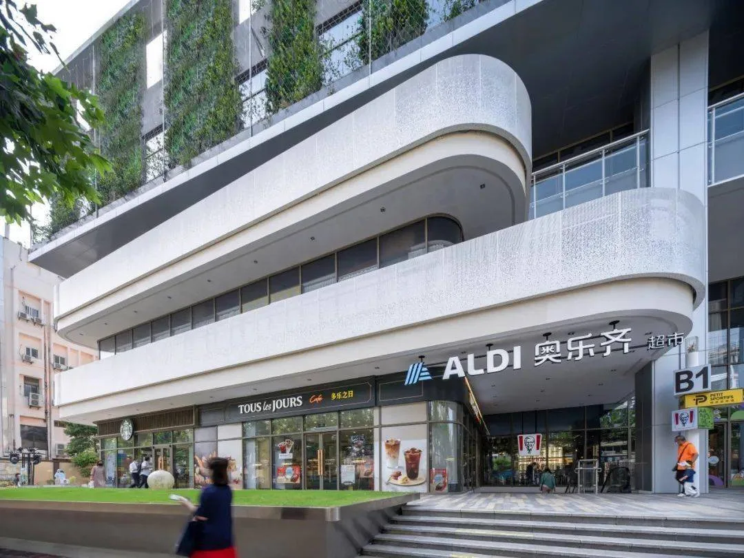 Chuangyi MIX · Luo Xiu Road | Revitalize and rejuvenate, from 'closing old boxes on street corners' to 'green neighborhood reception rooms'/Sanyi Architecture