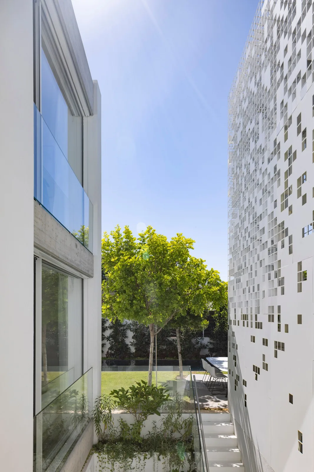 BIM Architecture | A 'gradually disappearing' wall, dissolving pixel houses/Anderman Architects