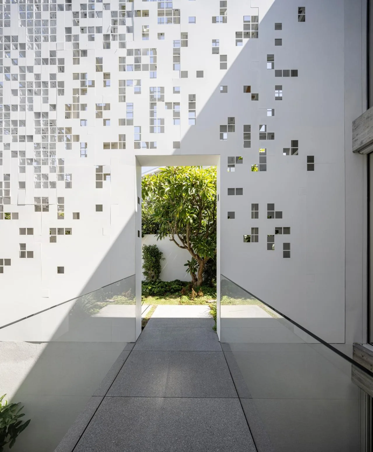 BIM Architecture | A 'gradually disappearing' wall, dissolving pixel houses/Anderman Architects