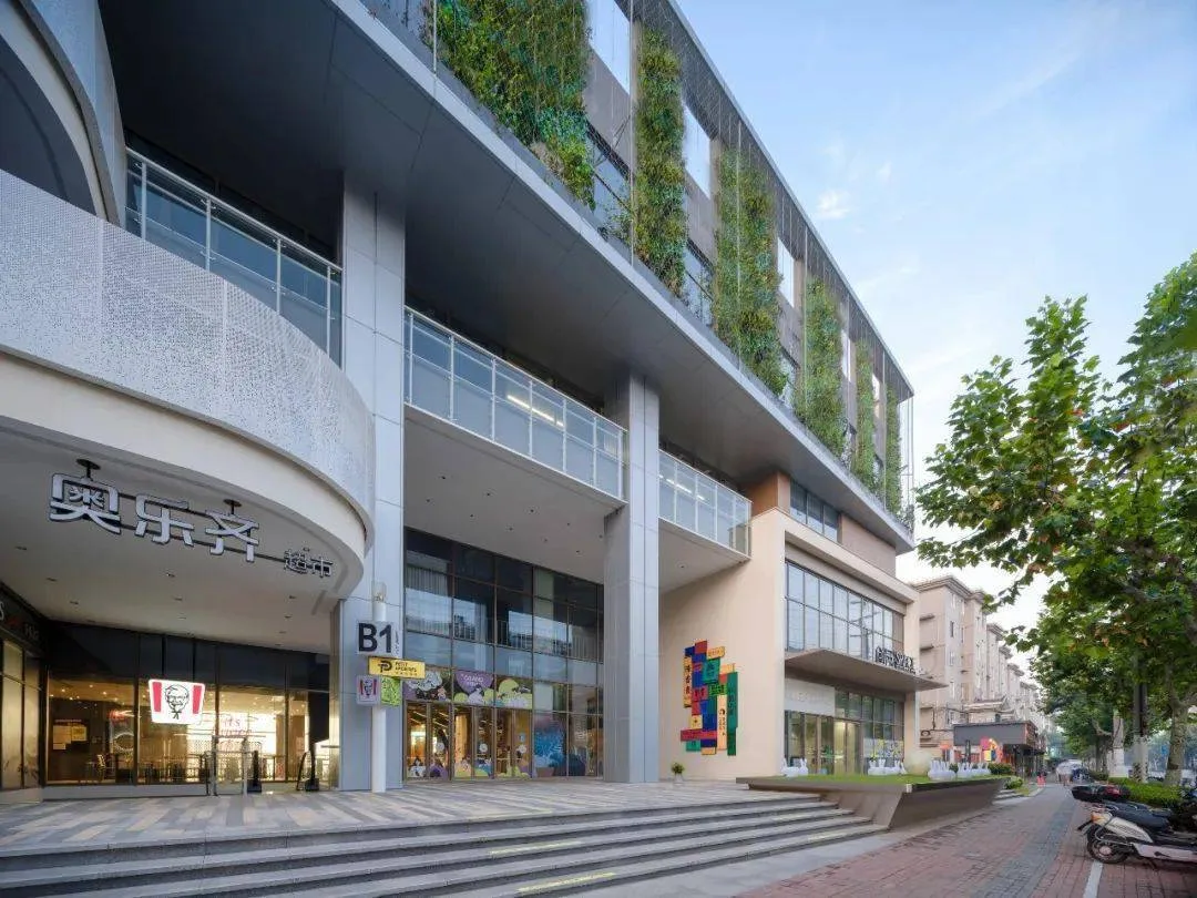 Chuangyi MIX · Luo Xiu Road | Revitalize and rejuvenate, from 'closing old boxes on street corners' to 'green neighborhood reception rooms'/Sanyi Architecture