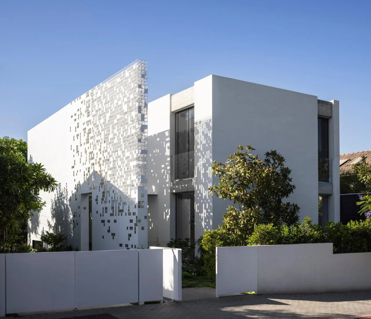 BIM Architecture | A 'gradually disappearing' wall, dissolving pixel houses/Anderman Architects