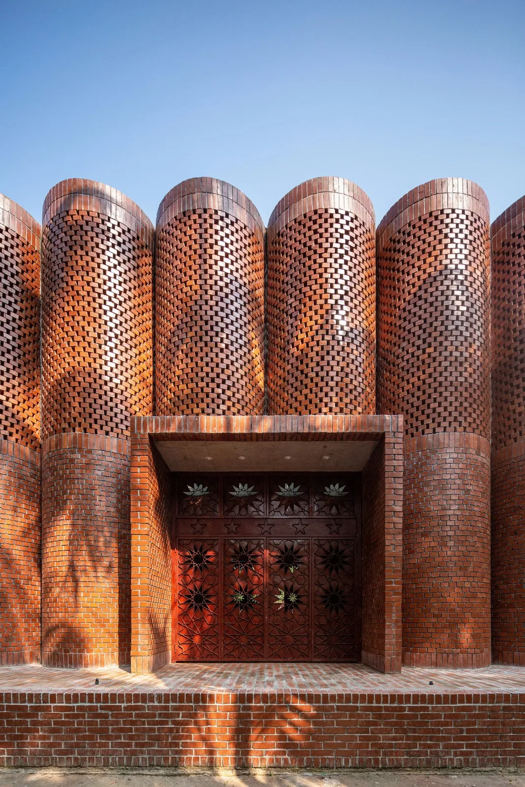 BIM Architecture | Mausoleum Memorial Hall, Concrete Cylinder 'Dripping'/Sthapotik