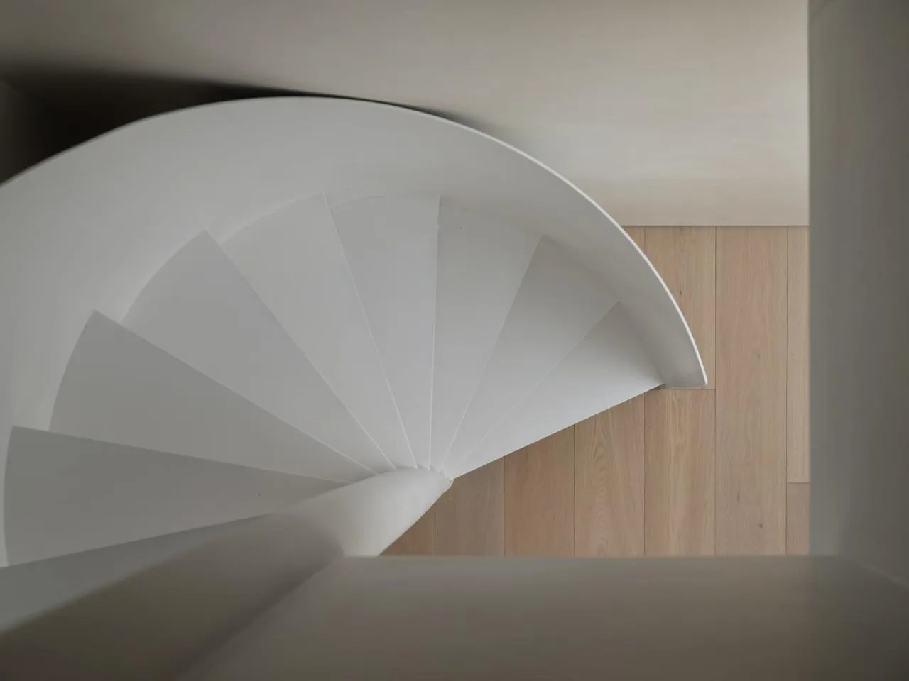 BIM building | 420 square meter duplex apartment under wutong tree: ingenious creation of "line of sight connectivity" elevated space/eight wasteland design for young families