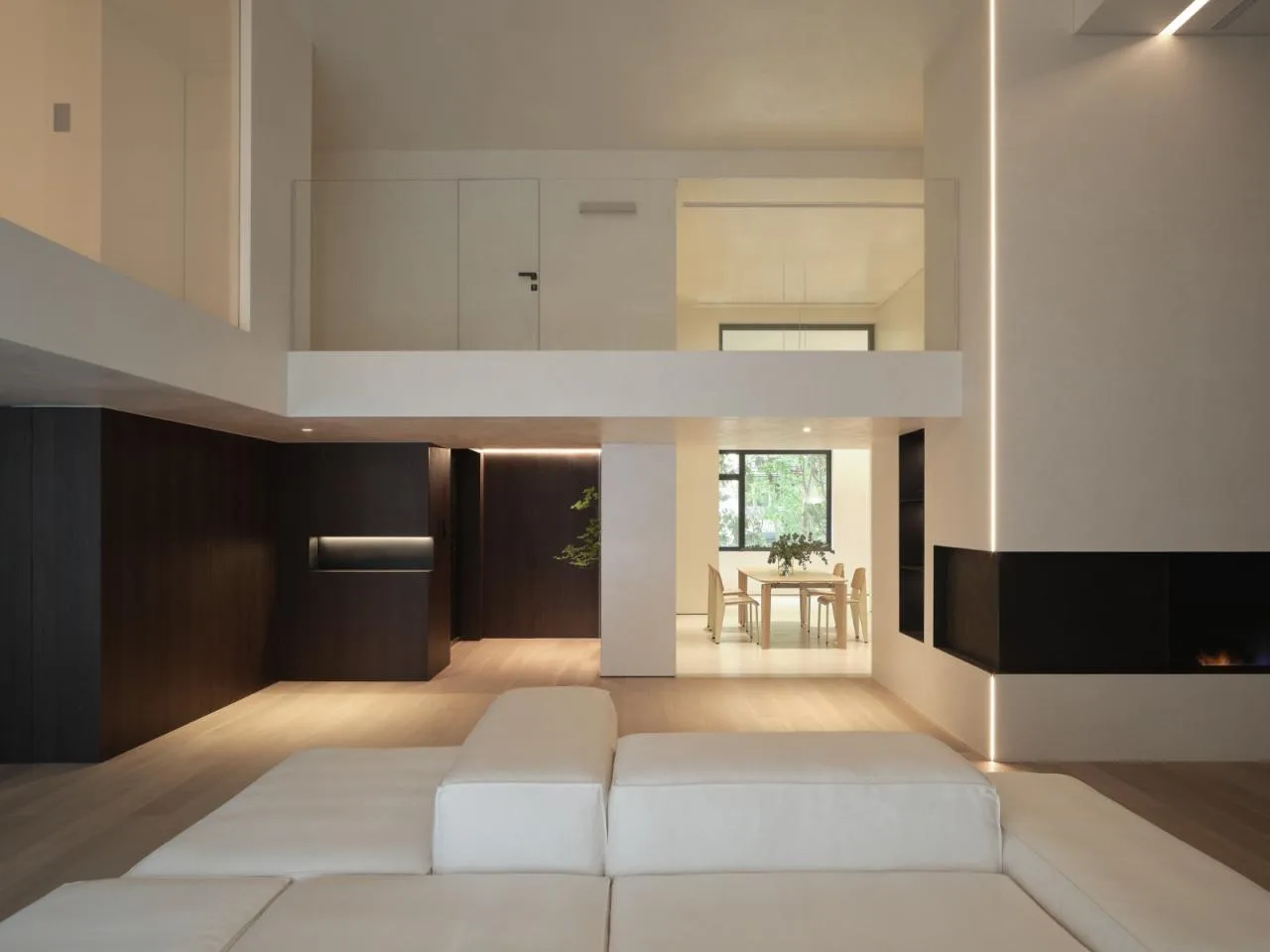 BIM building | 420 square meter duplex apartment under wutong tree: ingenious creation of "line of sight connectivity" elevated space/eight wasteland design for young families