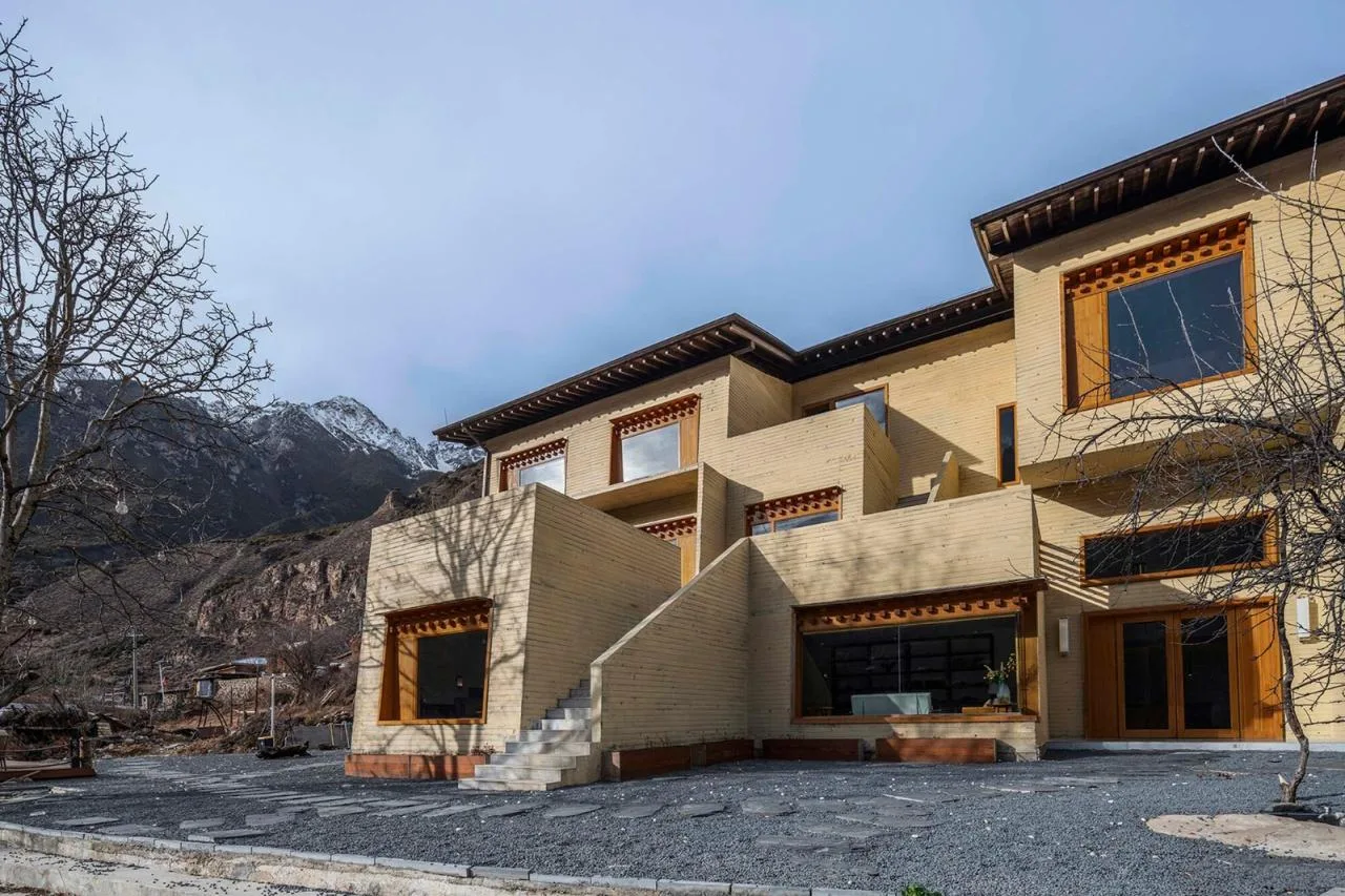 BIM architecture | Diaolou at the foot of snow mountain - Xizang Gama Xika homestay/hyperSity Architects