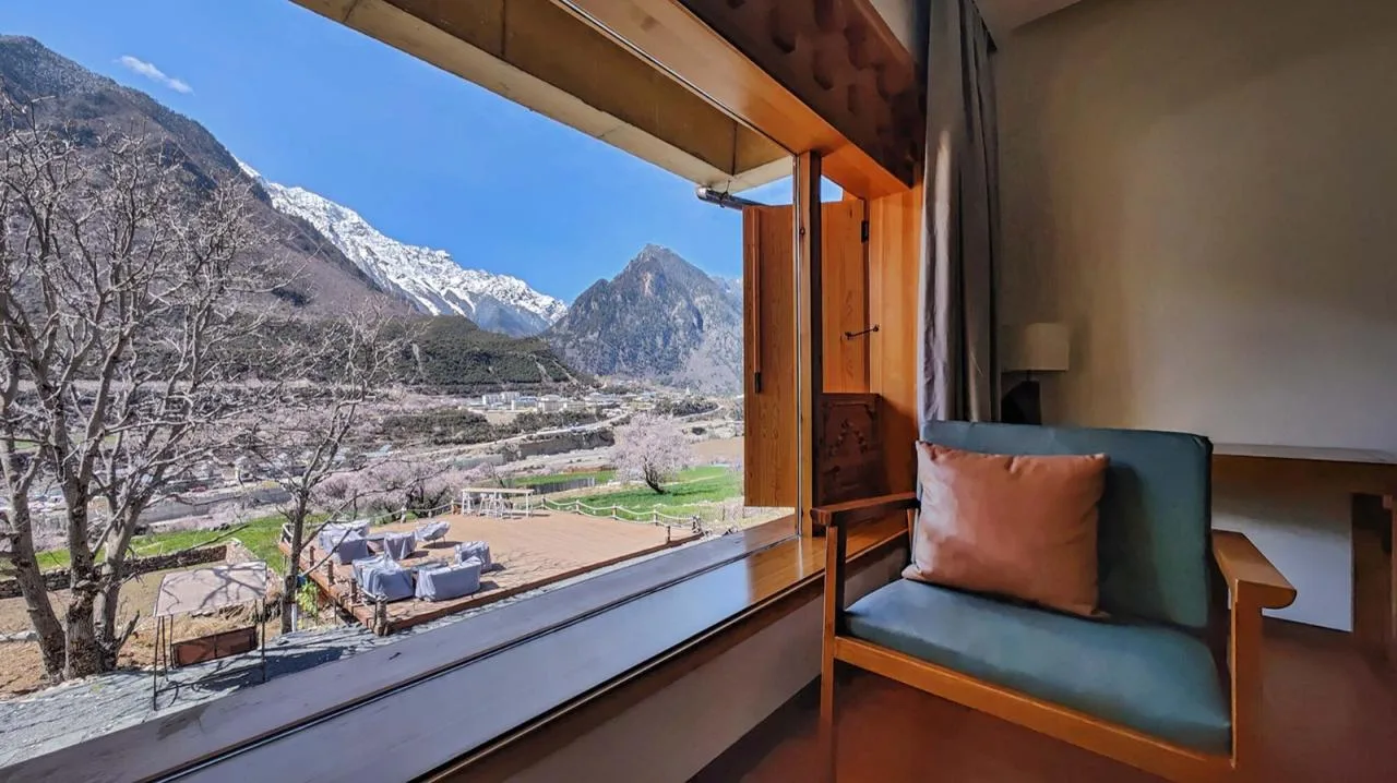 BIM architecture | Diaolou at the foot of snow mountain - Xizang Gama Xika homestay/hyperSity Architects
