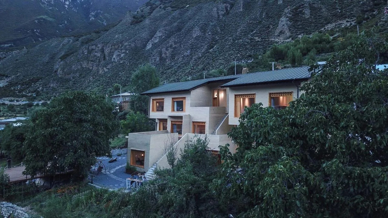 BIM architecture | Diaolou at the foot of snow mountain - Xizang Gama Xika homestay/hyperSity Architects