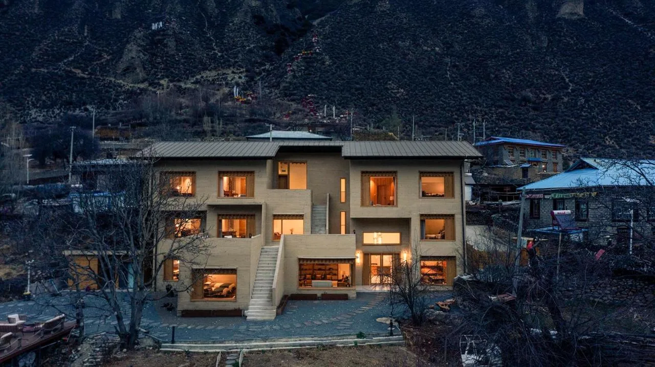 BIM architecture | Diaolou at the foot of snow mountain - Xizang Gama Xika homestay/hyperSity Architects