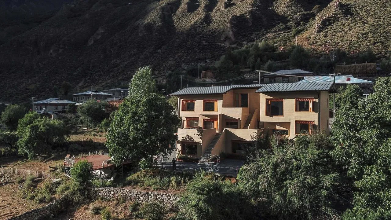 BIM architecture | Diaolou at the foot of snow mountain - Xizang Gama Xika homestay/hyperSity Architects