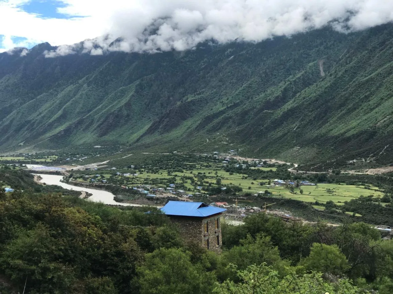 BIM architecture | Diaolou at the foot of snow mountain - Xizang Gama Xika homestay/hyperSity Architects