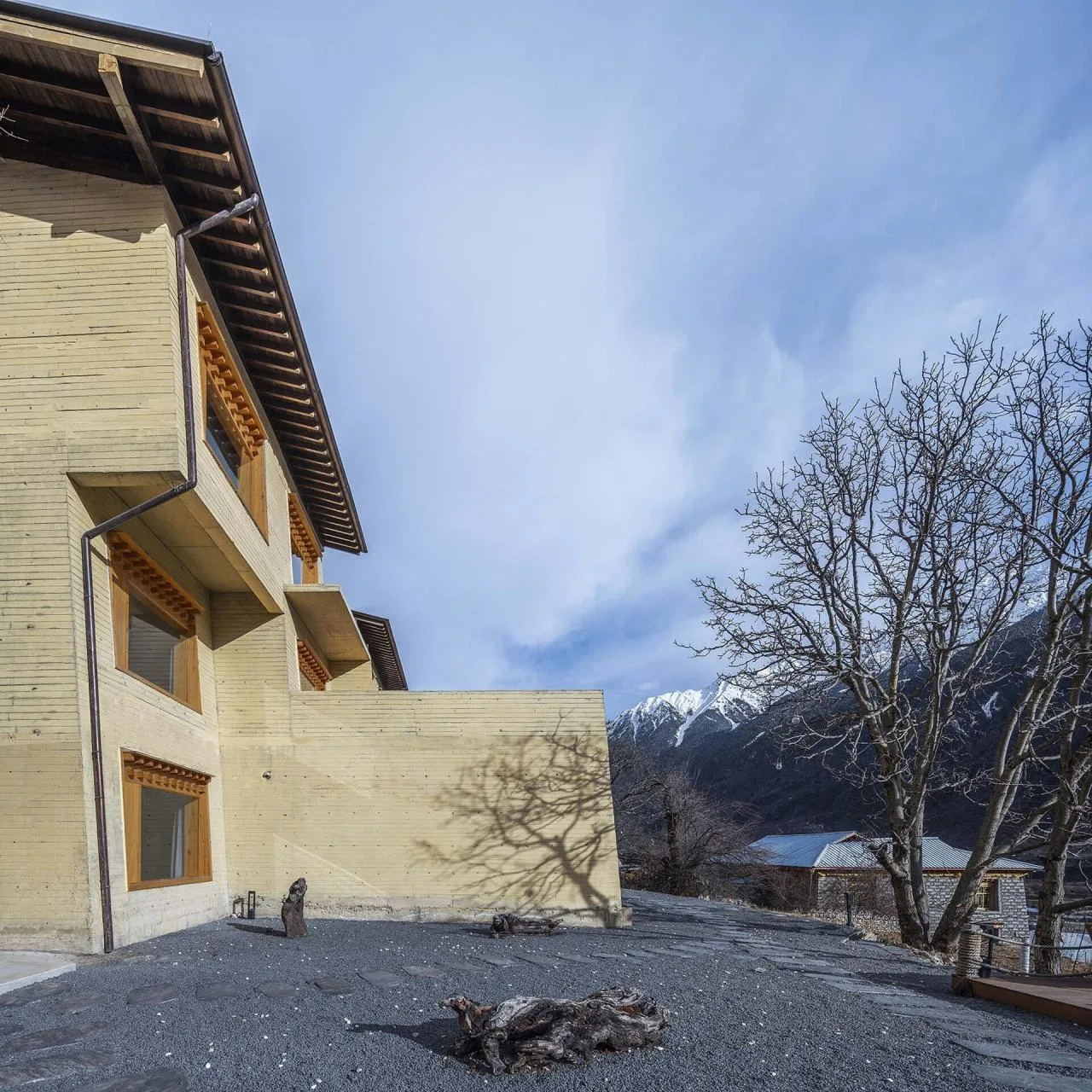 BIM architecture | Diaolou at the foot of snow mountain - Xizang Gama Xika homestay/hyperSity Architects
