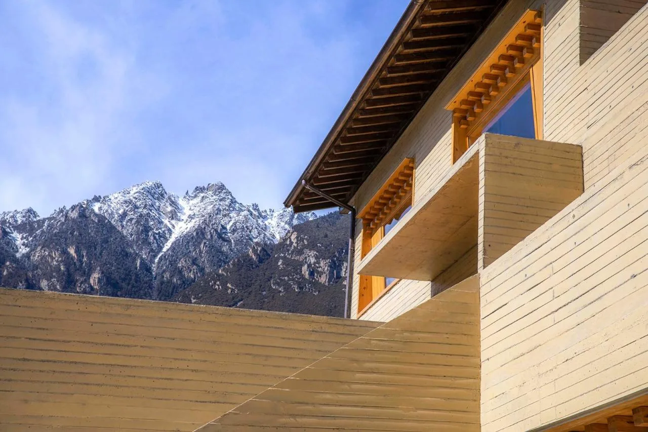 BIM architecture | Diaolou at the foot of snow mountain - Xizang Gama Xika homestay/hyperSity Architects