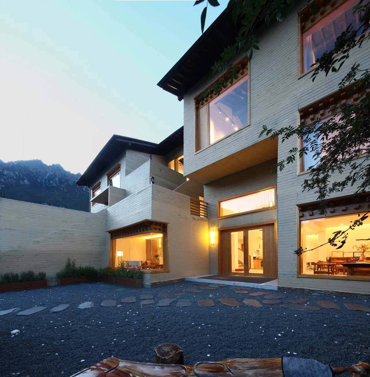 BIM architecture | Diaolou at the foot of snow mountain - Xizang Gama Xika homestay/hyperSity Architects