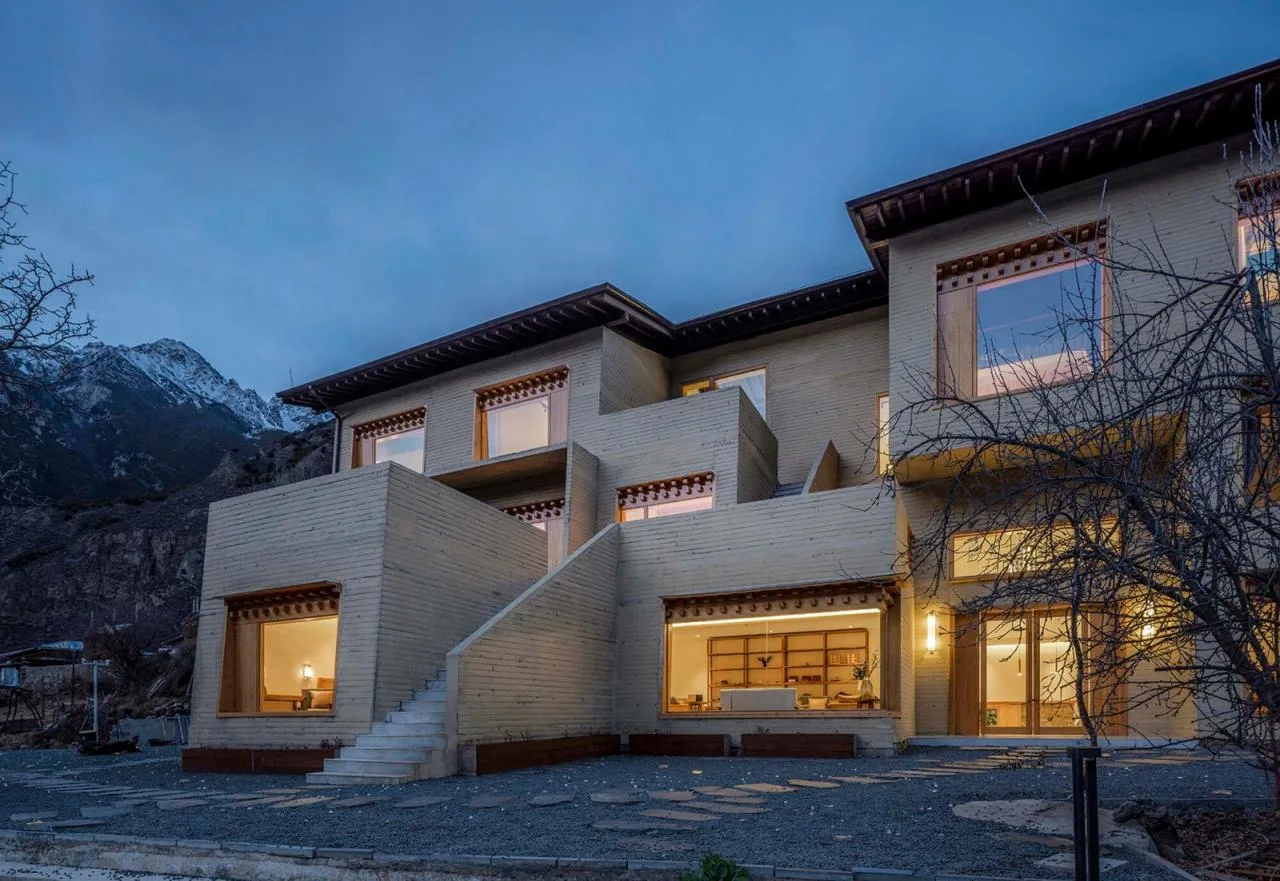 BIM architecture | Diaolou at the foot of snow mountain - Xizang Gama Xika homestay/hyperSity Architects