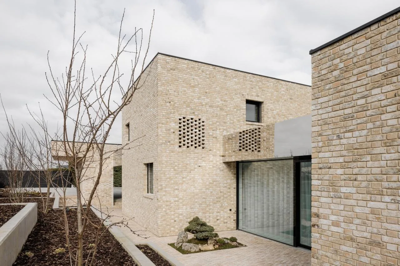 BIM Architecture | Independent Residence: Brick House Z á horsk é Sady/ArchitekTI mikulaj&  mikulajova