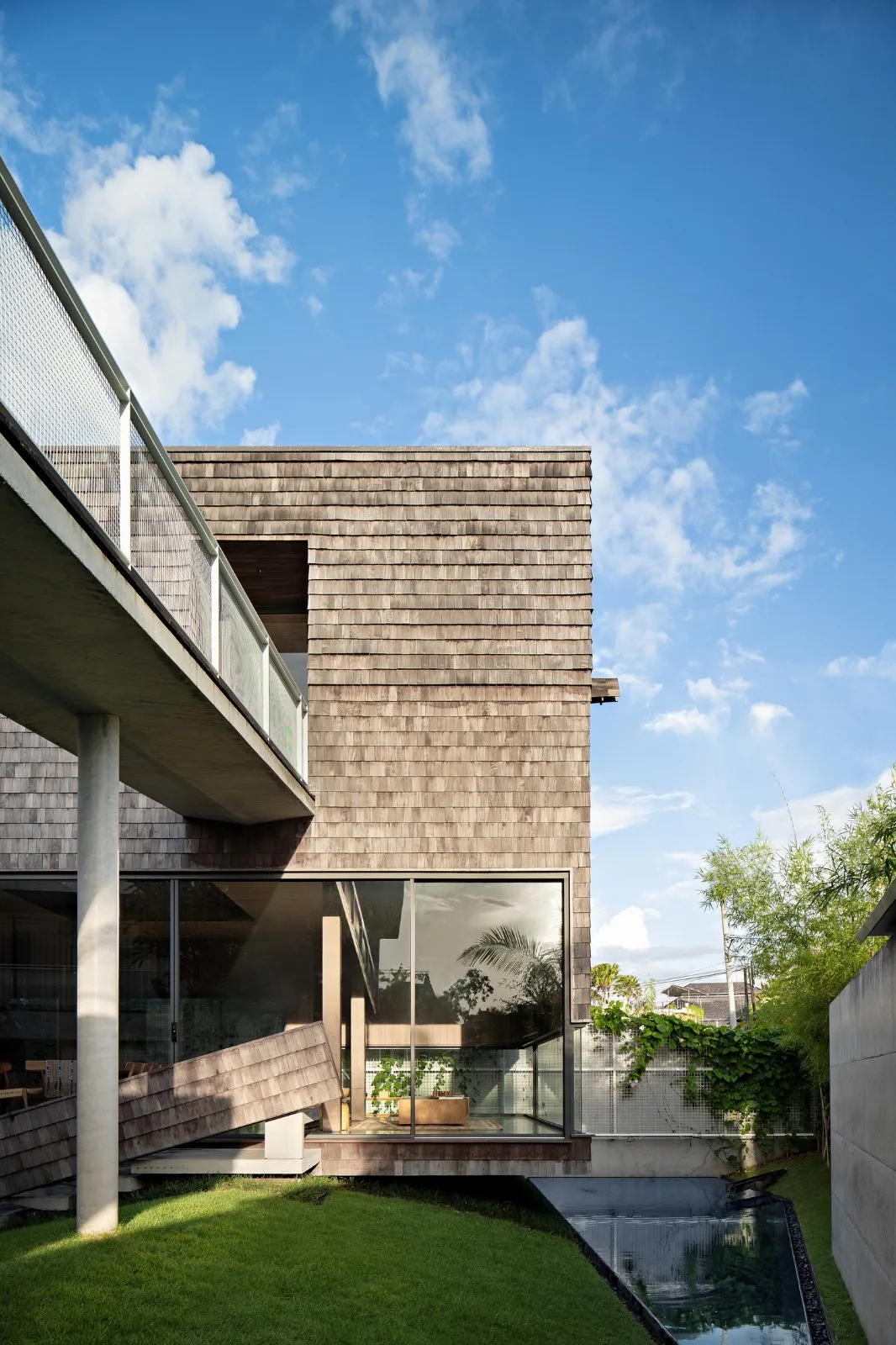 BIM architecture | connected by a cross corridor bridge, Tanatakah villa/asimapra