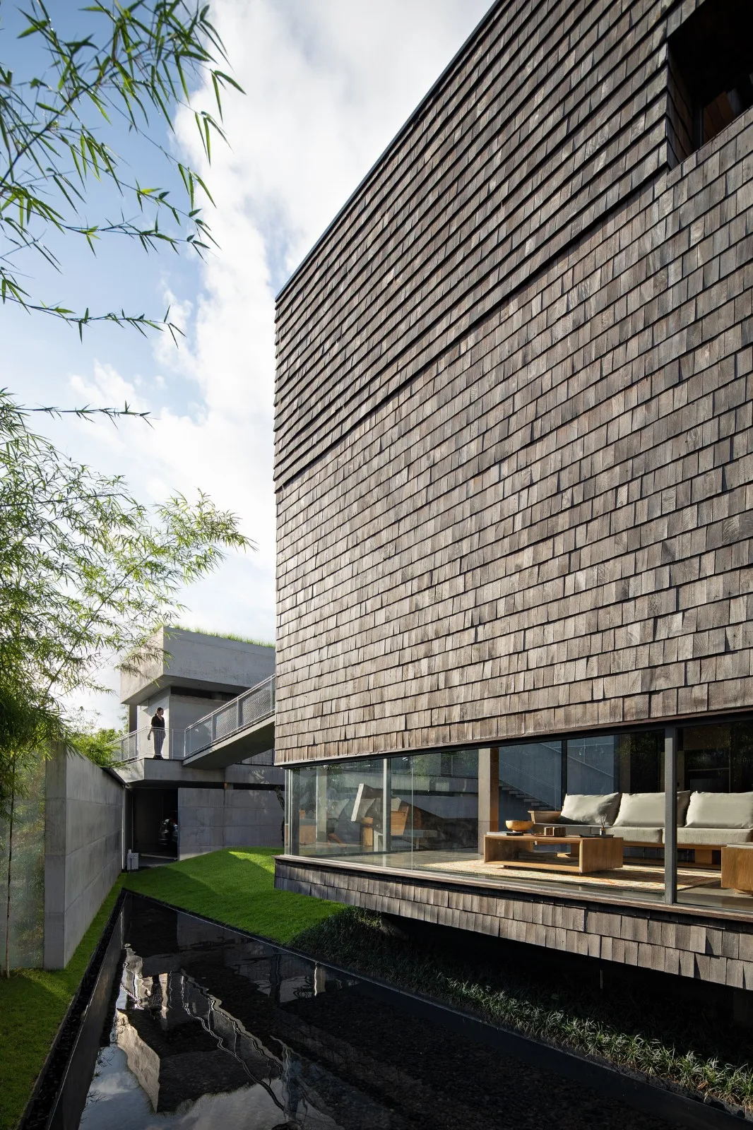BIM architecture | connected by a cross corridor bridge, Tanatakah villa/asimapra