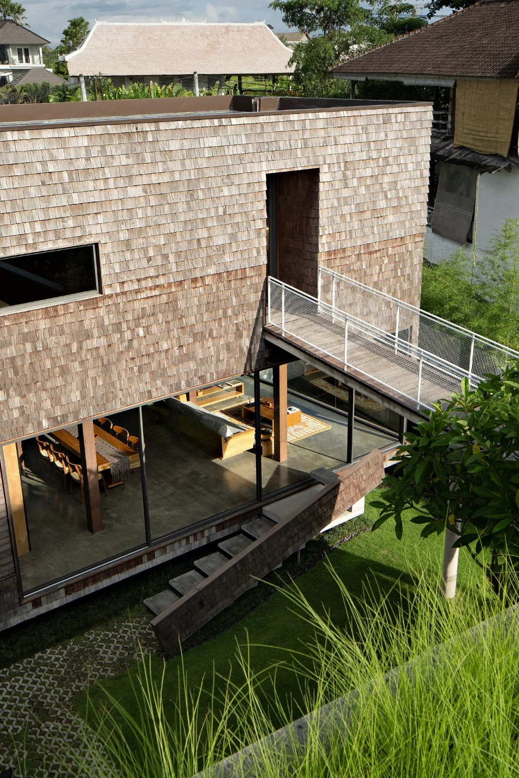 BIM architecture | connected by a cross corridor bridge, Tanatakah villa/asimapra