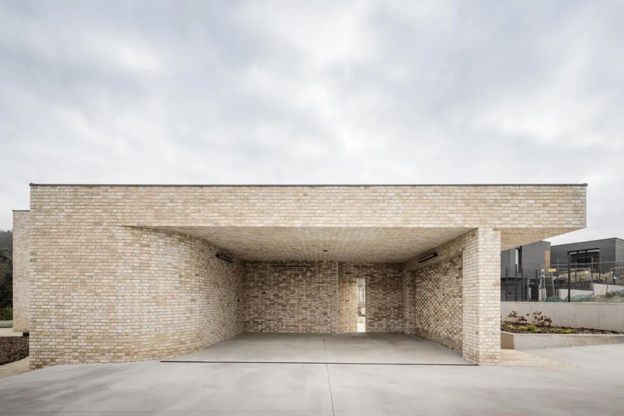 BIM Architecture | Independent Residence: Brick House Z á horsk é Sady/ArchitekTI mikulaj&  mikulajova