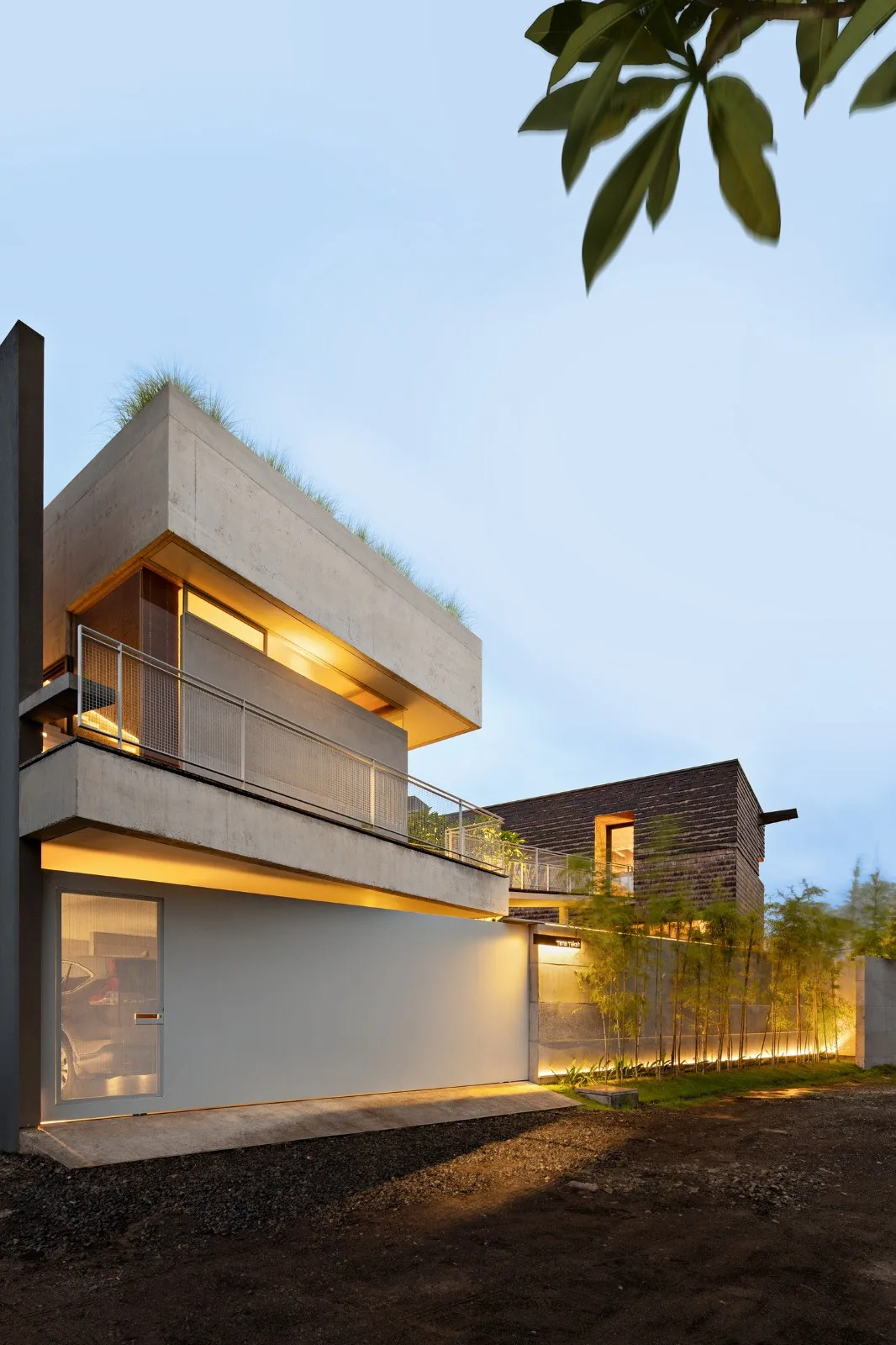 BIM architecture | connected by a cross corridor bridge, Tanatakah villa/asimapra