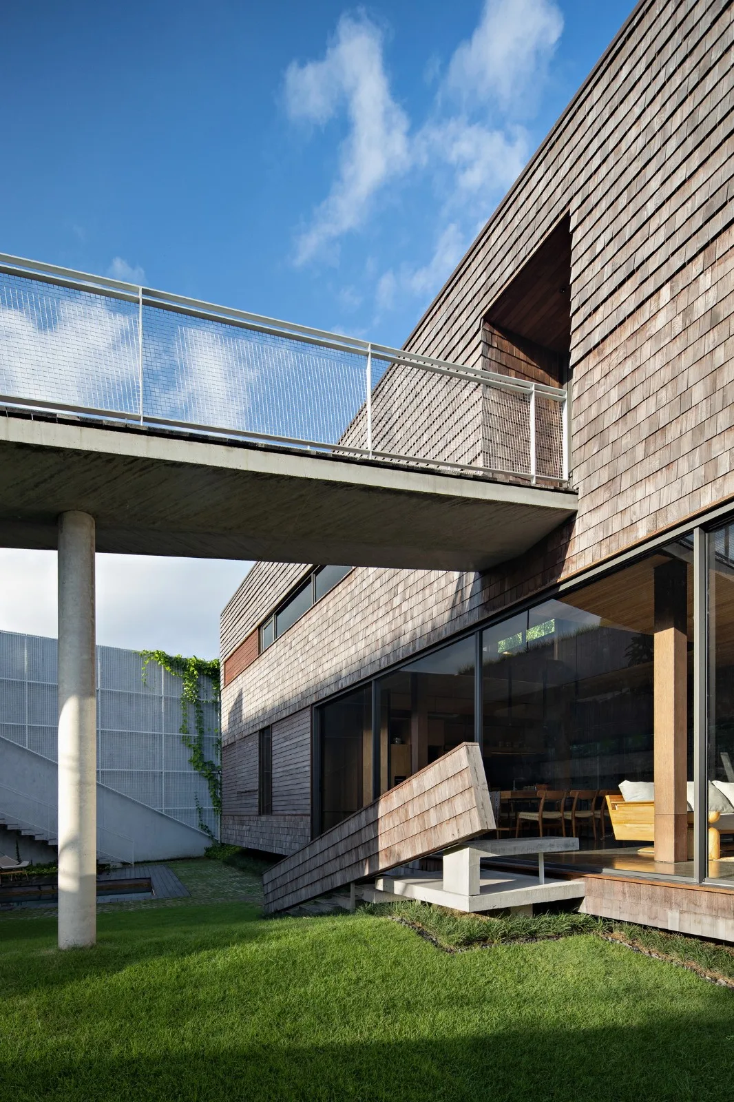 BIM architecture | connected by a cross corridor bridge, Tanatakah villa/asimapra
