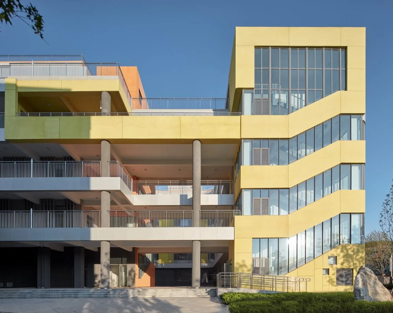 BIM Architecture | A Free and Ideal 'Garden Castle': Jinan Beikang Junior High School Education Architecture Complex/UA You'an Design
