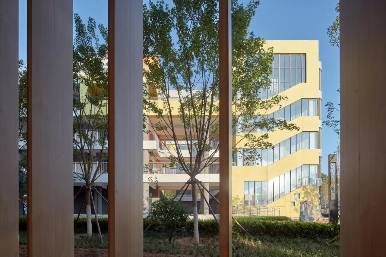 BIM Architecture | A Free and Ideal 'Garden Castle': Jinan Beikang Junior High School Education Architecture Complex/UA You'an Design