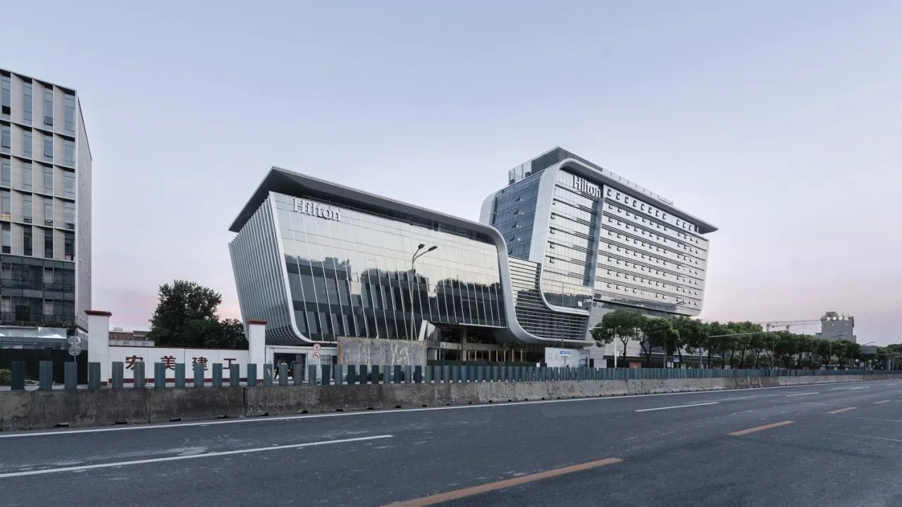 Facade resembling eagle wings