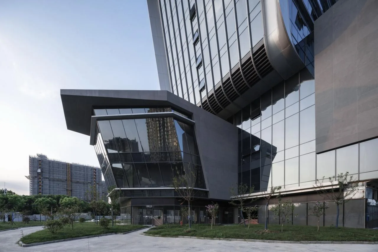 Double-layer ventilation louvers