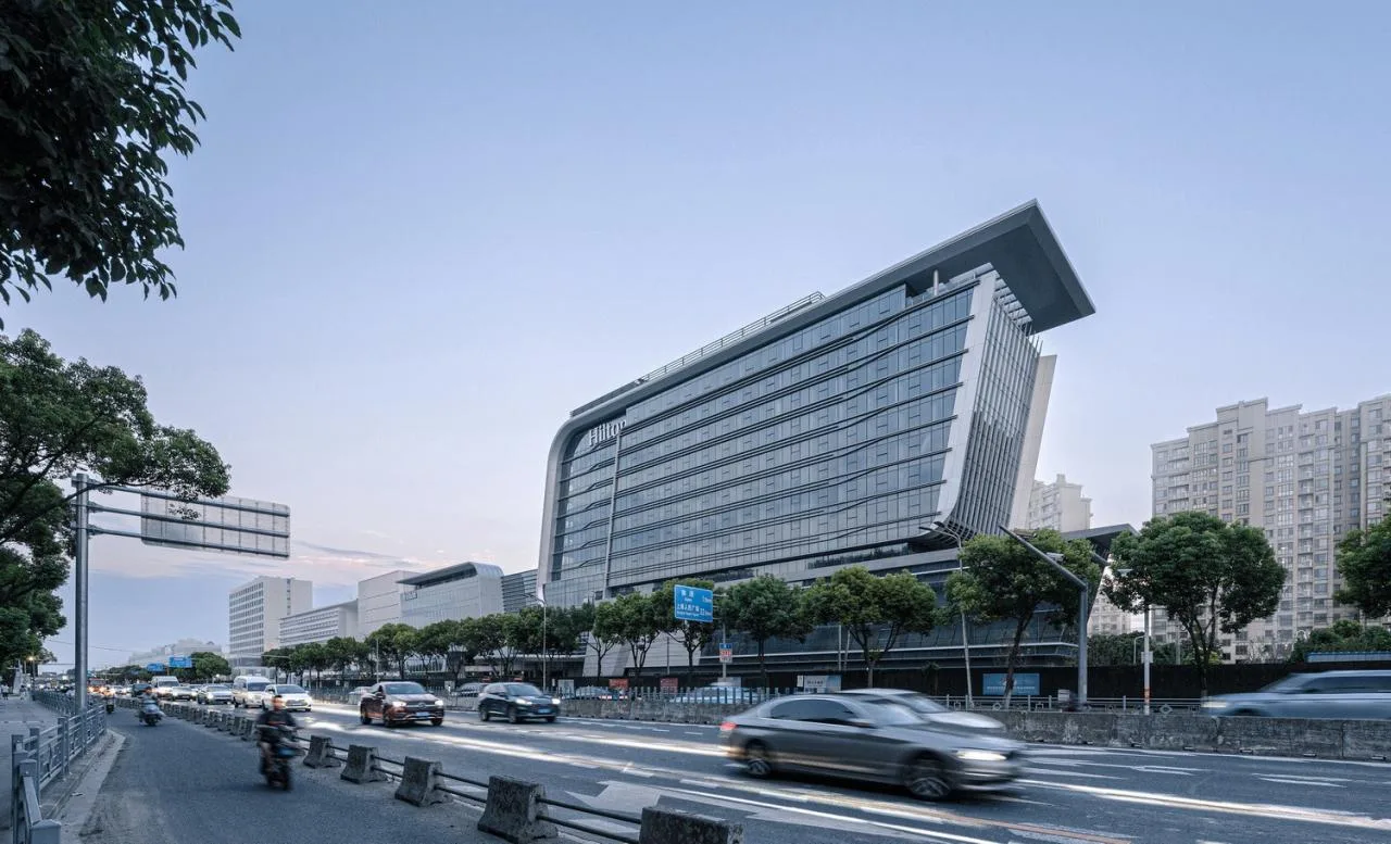 BIM Architecture | Shanghai New Hongqiao Canhui Hilton Five Star Hotel: A Facade Painting that Shows Flow and Speed/San Yi Architecture